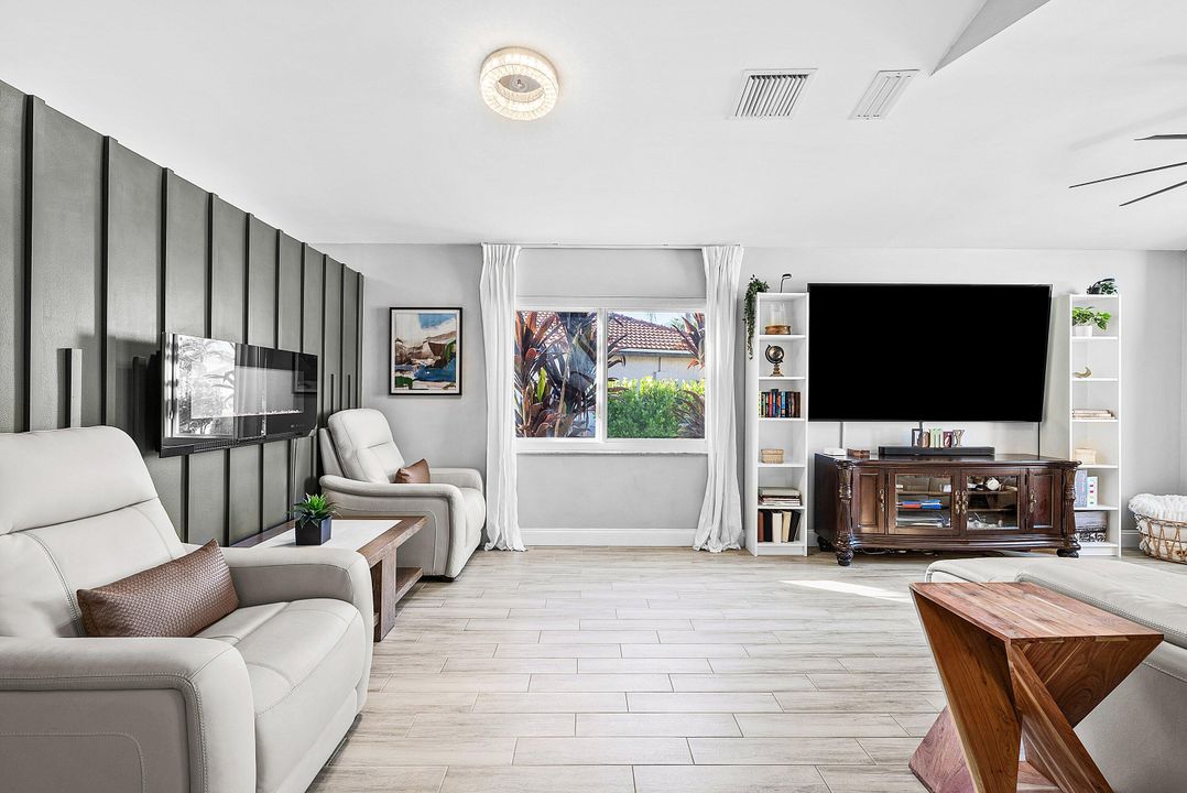 合同活跃: $569,000 (3 贝兹, 2 浴室, 1674 平方英尺)