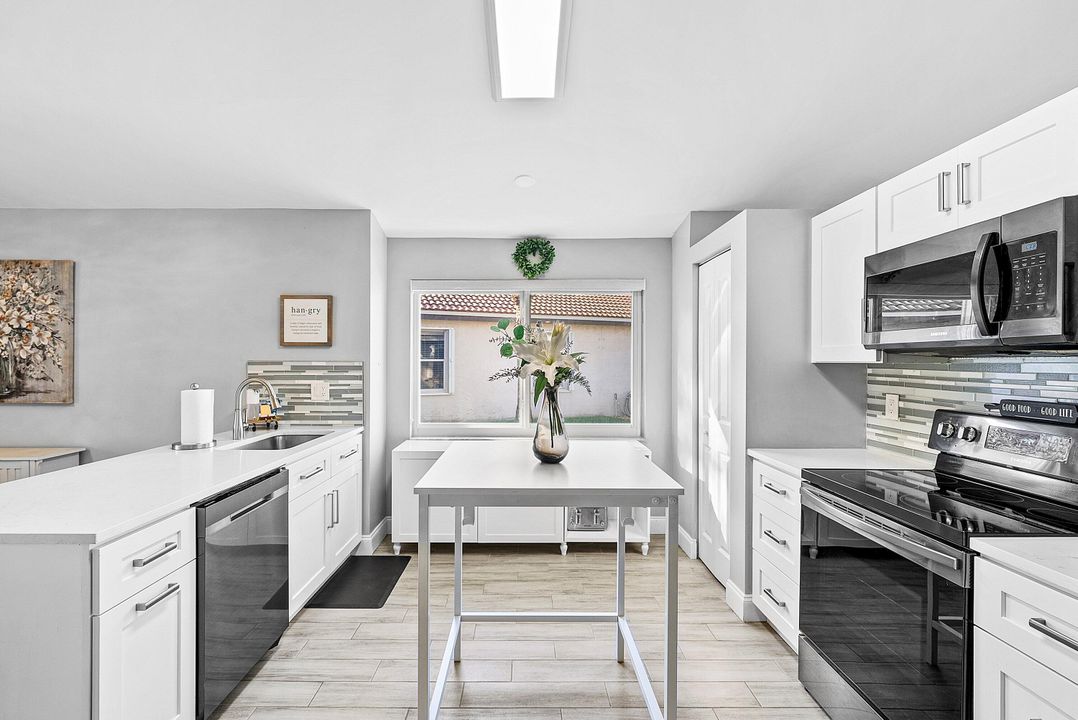 合同活跃: $569,000 (3 贝兹, 2 浴室, 1674 平方英尺)