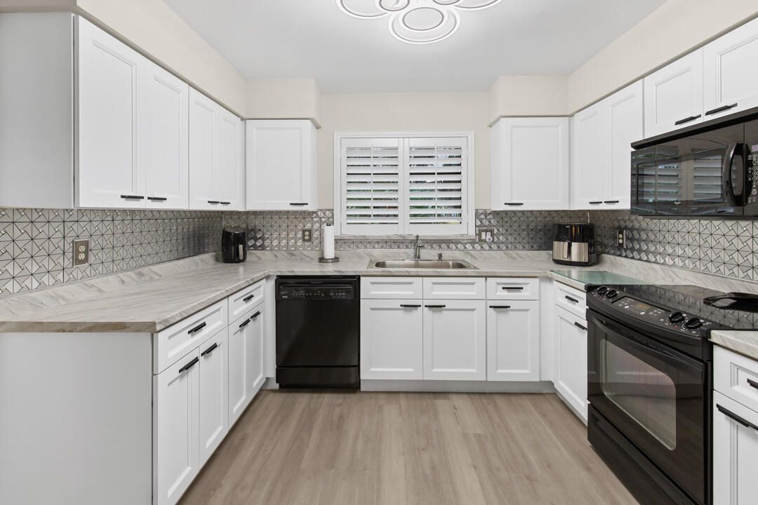 For Sale: $389,000 (3 beds, 2 baths, 1687 Square Feet)