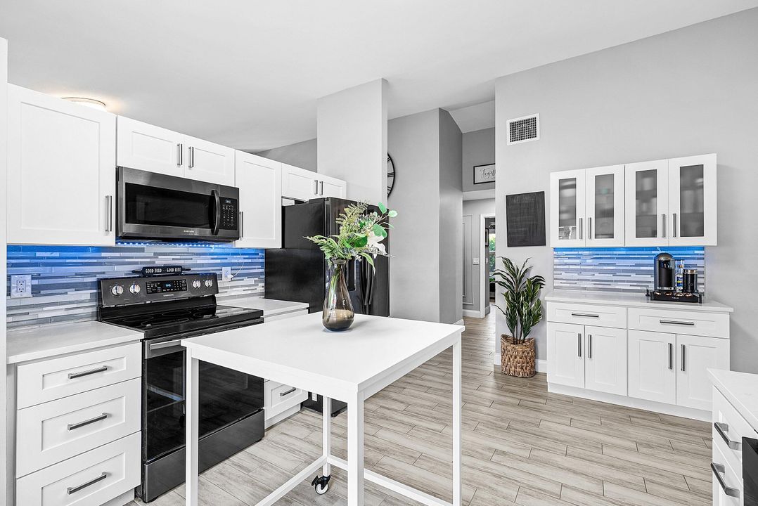 合同活跃: $569,000 (3 贝兹, 2 浴室, 1674 平方英尺)