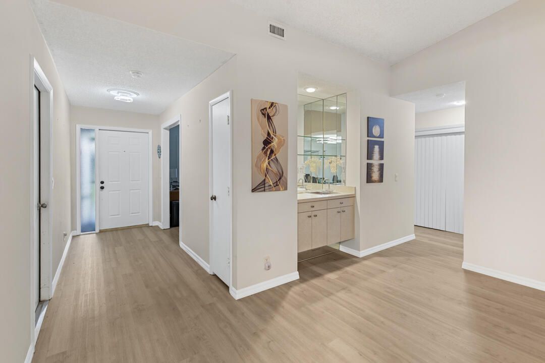 For Sale: $389,000 (3 beds, 2 baths, 1687 Square Feet)