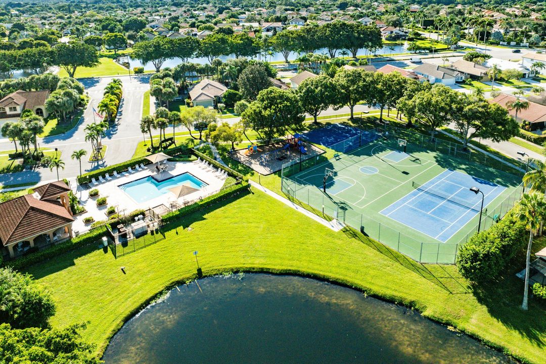 合同活跃: $569,000 (3 贝兹, 2 浴室, 1674 平方英尺)