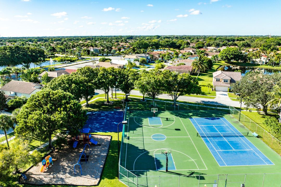 合同活跃: $569,000 (3 贝兹, 2 浴室, 1674 平方英尺)