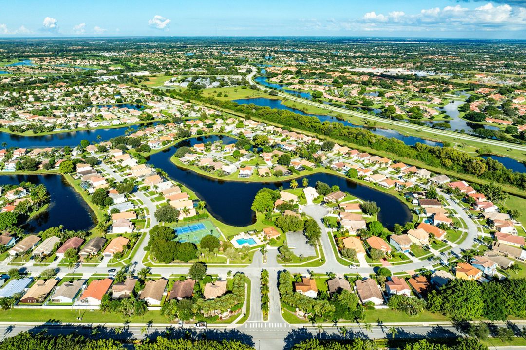 合同活跃: $569,000 (3 贝兹, 2 浴室, 1674 平方英尺)