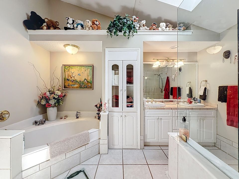 Под контрактом: $399,000 (3 спален, 2 ванн, 1436 Квадратных фут)