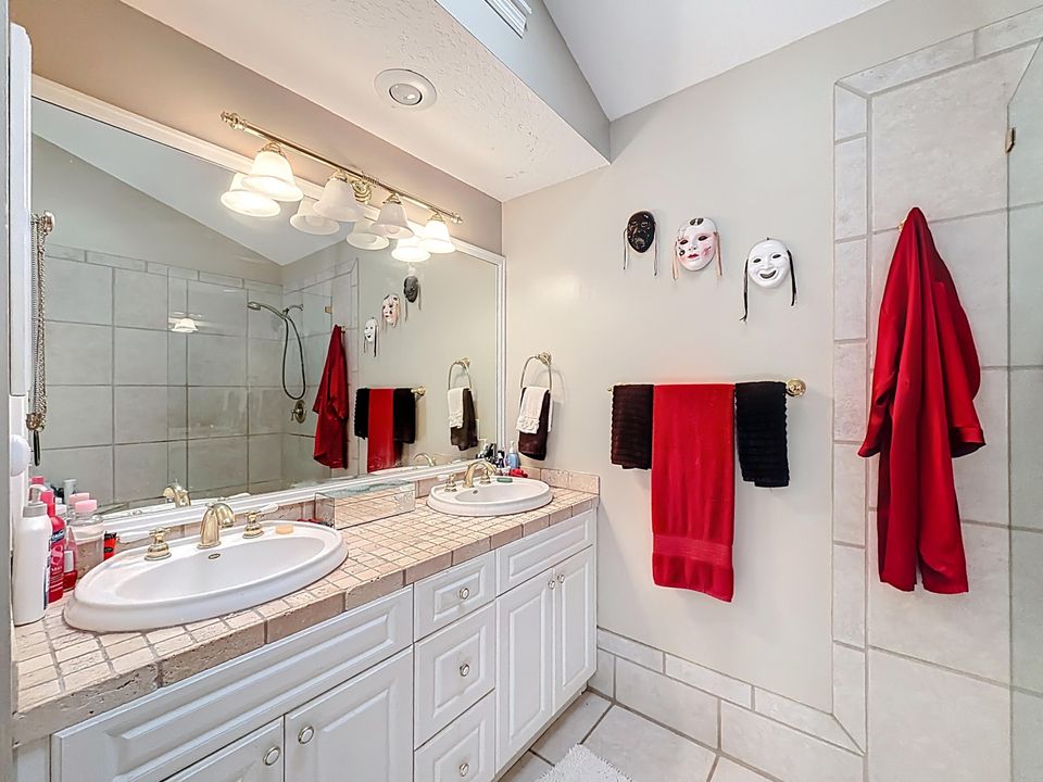 Под контрактом: $399,000 (3 спален, 2 ванн, 1436 Квадратных фут)