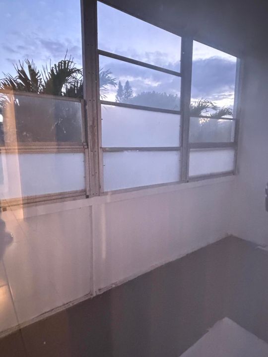 For Sale: $93,000 (1 beds, 1 baths, 570 Square Feet)