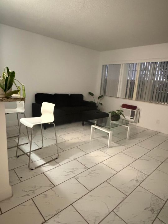 For Sale: $93,000 (1 beds, 1 baths, 570 Square Feet)