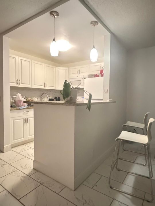 For Sale: $93,000 (1 beds, 1 baths, 570 Square Feet)