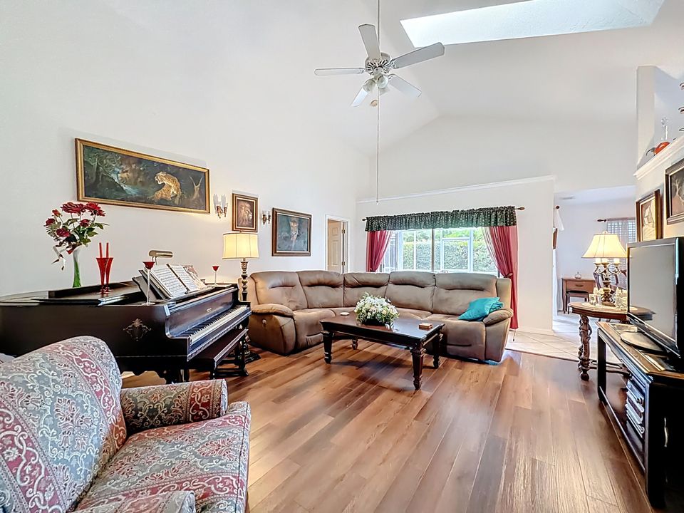 Под контрактом: $399,000 (3 спален, 2 ванн, 1436 Квадратных фут)