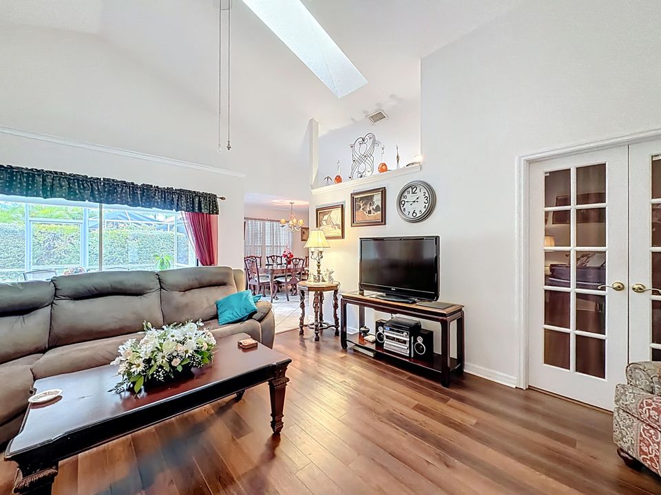 Под контрактом: $399,000 (3 спален, 2 ванн, 1436 Квадратных фут)