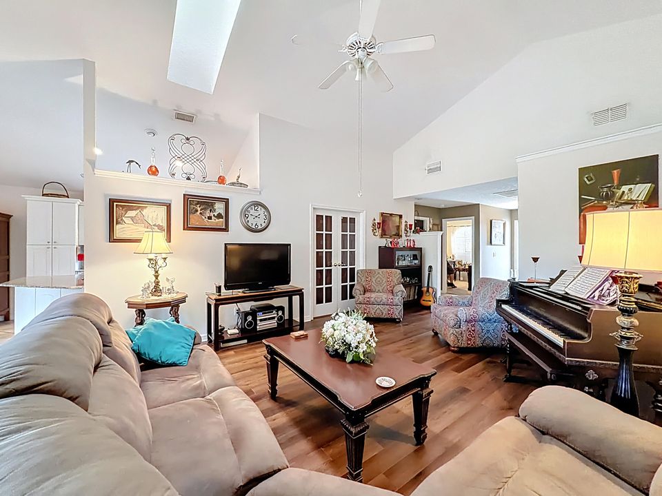 Под контрактом: $399,000 (3 спален, 2 ванн, 1436 Квадратных фут)