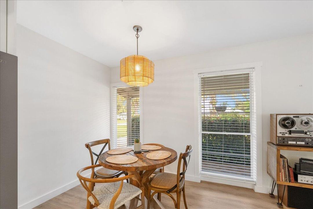 合同活跃: $435,000 (3 贝兹, 2 浴室, 1540 平方英尺)