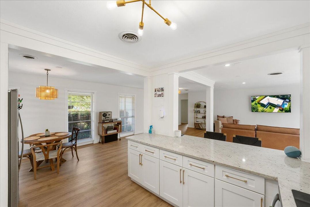 合同活跃: $435,000 (3 贝兹, 2 浴室, 1540 平方英尺)