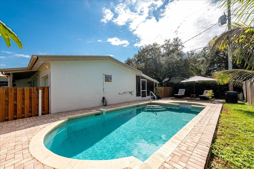 合同活跃: $435,000 (3 贝兹, 2 浴室, 1540 平方英尺)