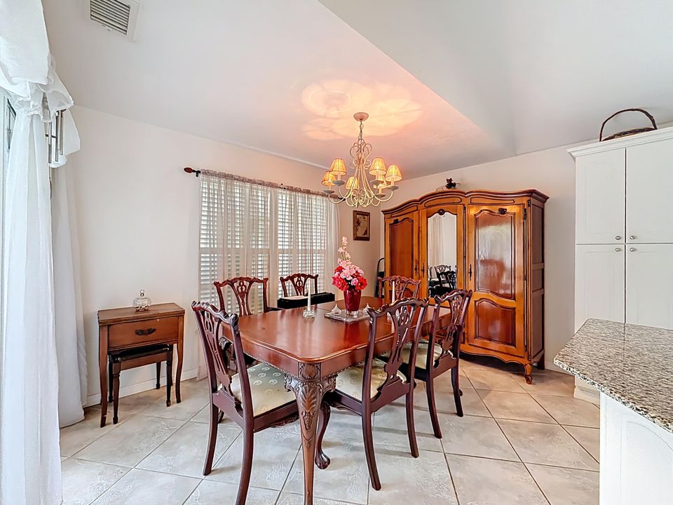 Под контрактом: $399,000 (3 спален, 2 ванн, 1436 Квадратных фут)