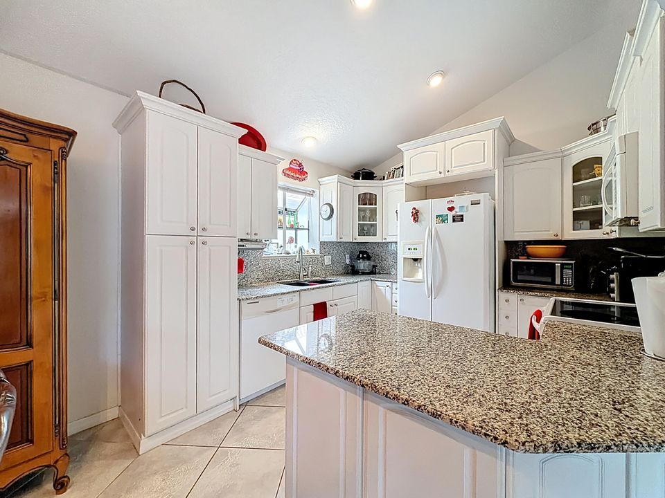 Под контрактом: $399,000 (3 спален, 2 ванн, 1436 Квадратных фут)