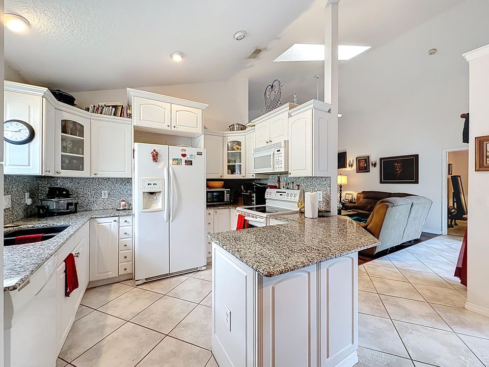 Под контрактом: $399,000 (3 спален, 2 ванн, 1436 Квадратных фут)