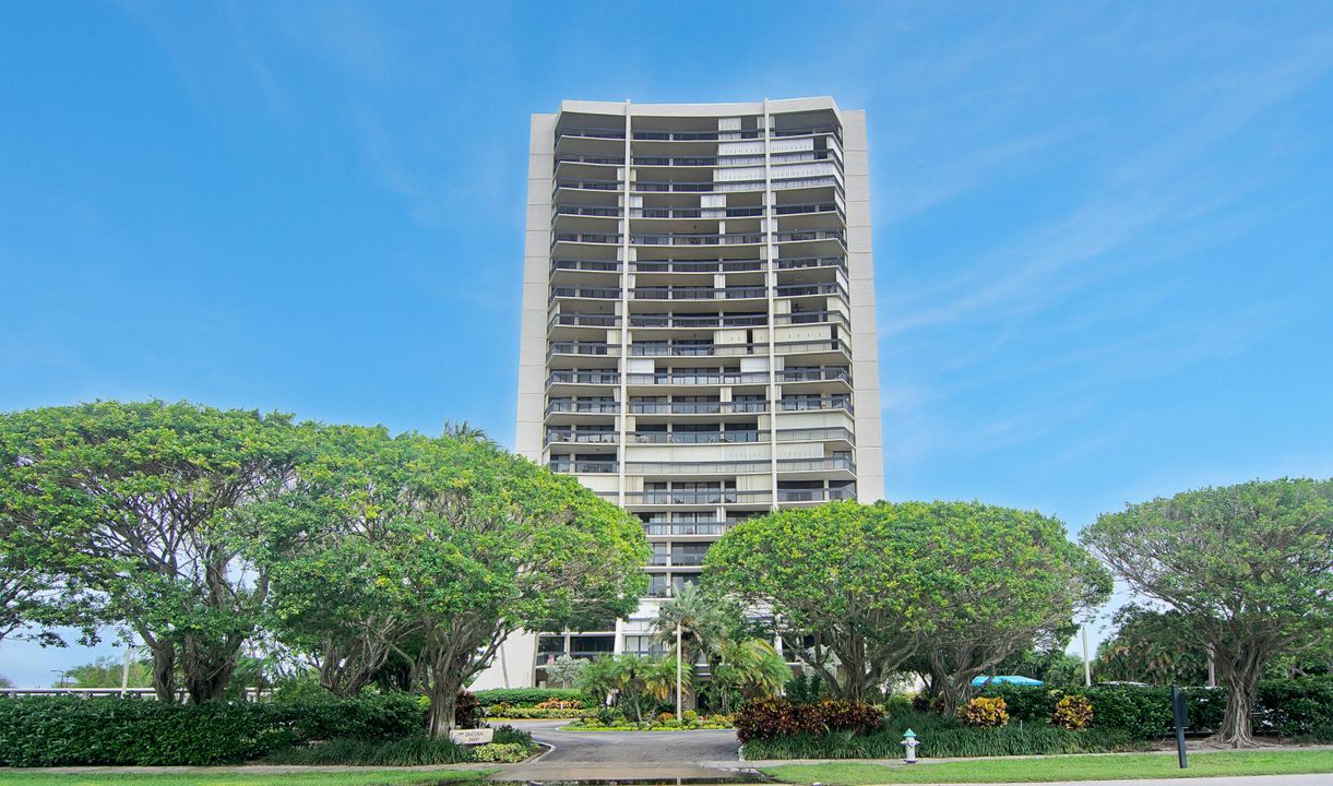 For Sale: $210,000 (1 beds, 1 baths, 894 Square Feet)