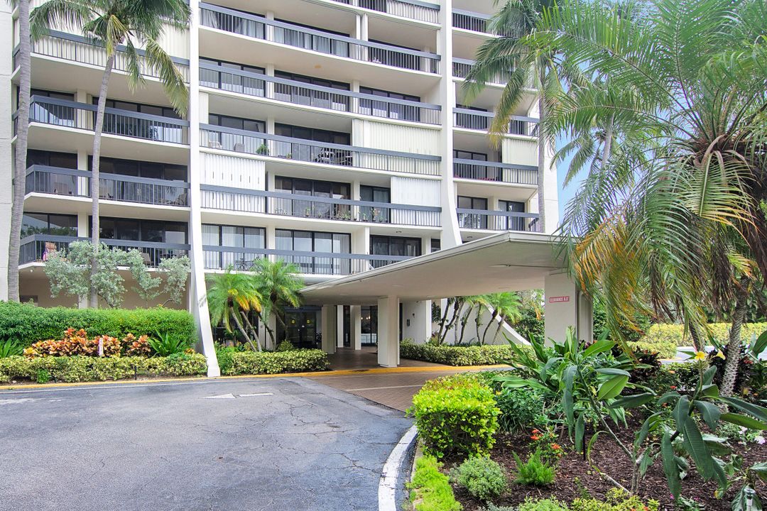 For Sale: $210,000 (1 beds, 1 baths, 894 Square Feet)