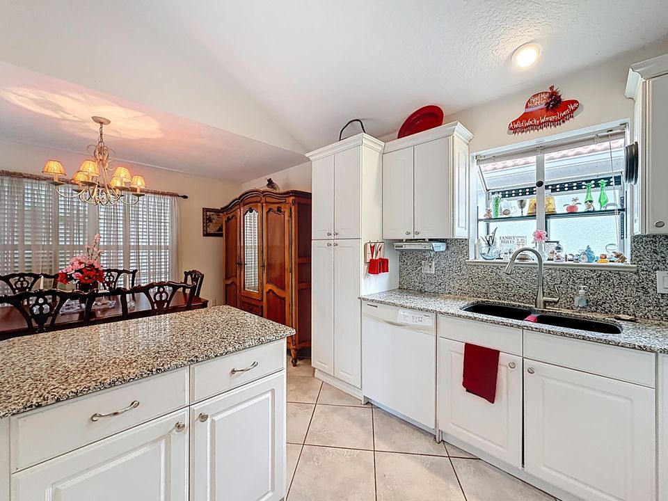 Под контрактом: $399,000 (3 спален, 2 ванн, 1436 Квадратных фут)