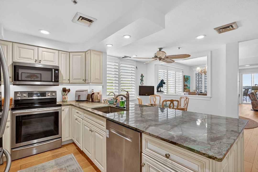 待售: $1,075,000 (3 贝兹, 2 浴室, 2165 平方英尺)