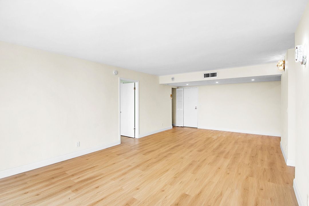 For Sale: $210,000 (1 beds, 1 baths, 894 Square Feet)