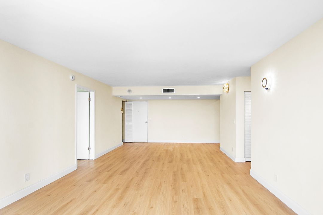 For Sale: $210,000 (1 beds, 1 baths, 894 Square Feet)