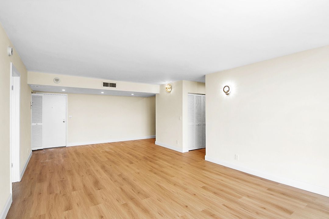 For Sale: $210,000 (1 beds, 1 baths, 894 Square Feet)