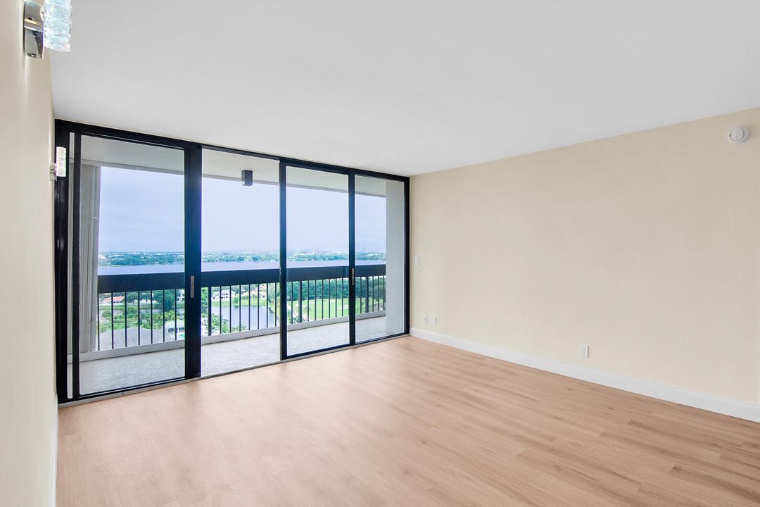 For Sale: $210,000 (1 beds, 1 baths, 894 Square Feet)