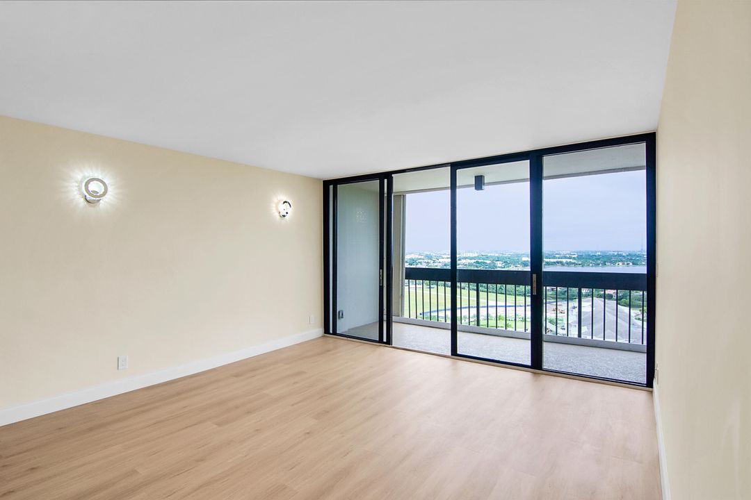 For Sale: $210,000 (1 beds, 1 baths, 894 Square Feet)