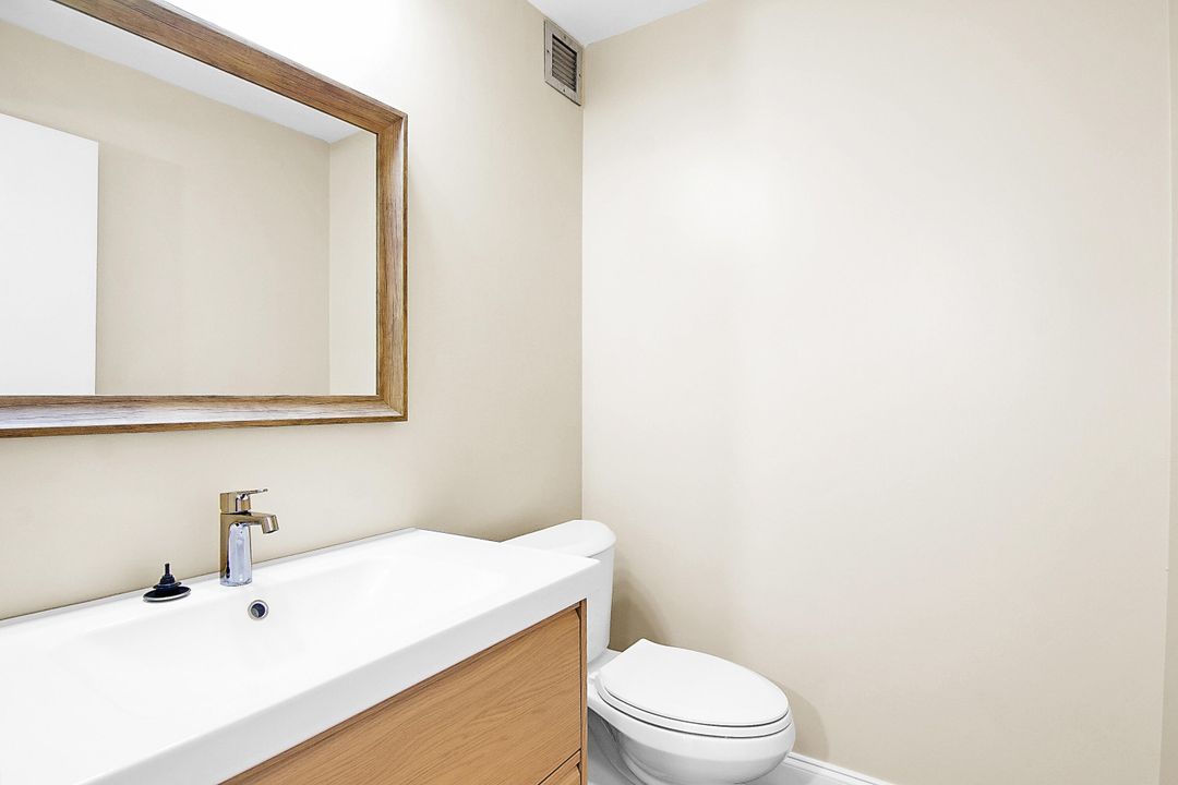 For Sale: $210,000 (1 beds, 1 baths, 894 Square Feet)