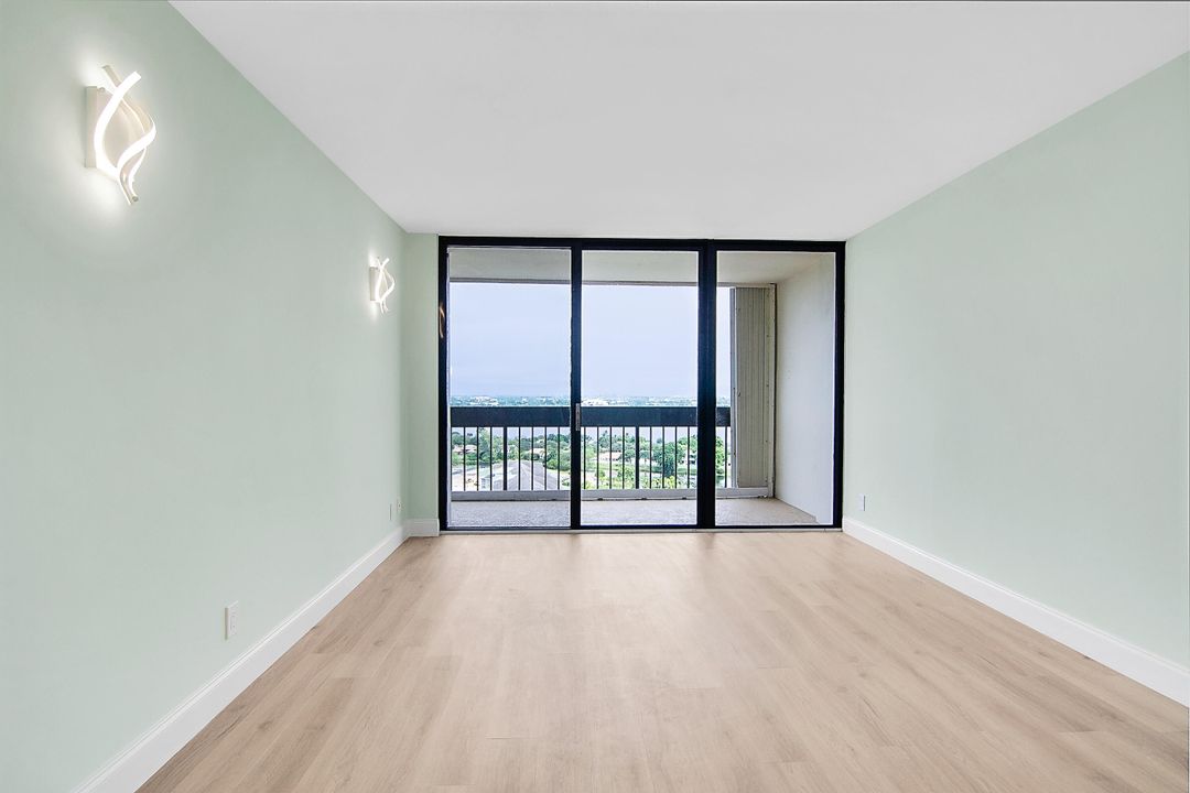 For Sale: $210,000 (1 beds, 1 baths, 894 Square Feet)