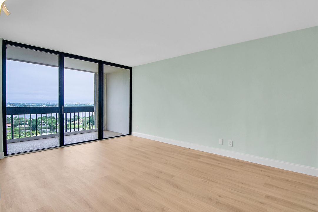 For Sale: $210,000 (1 beds, 1 baths, 894 Square Feet)