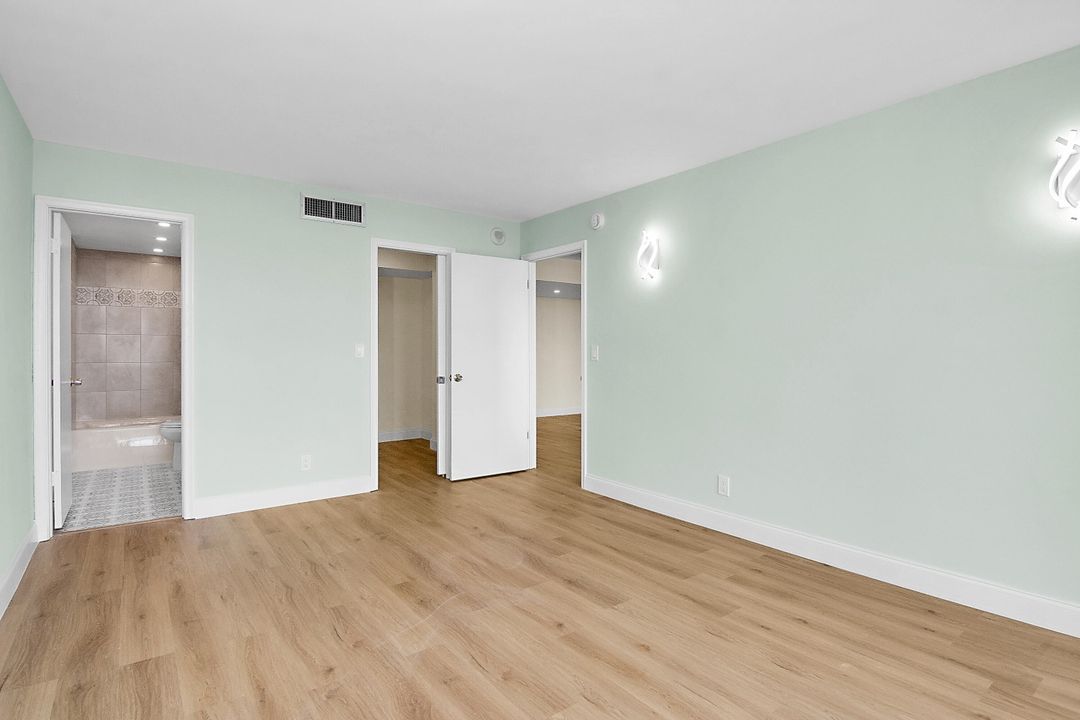 For Sale: $210,000 (1 beds, 1 baths, 894 Square Feet)