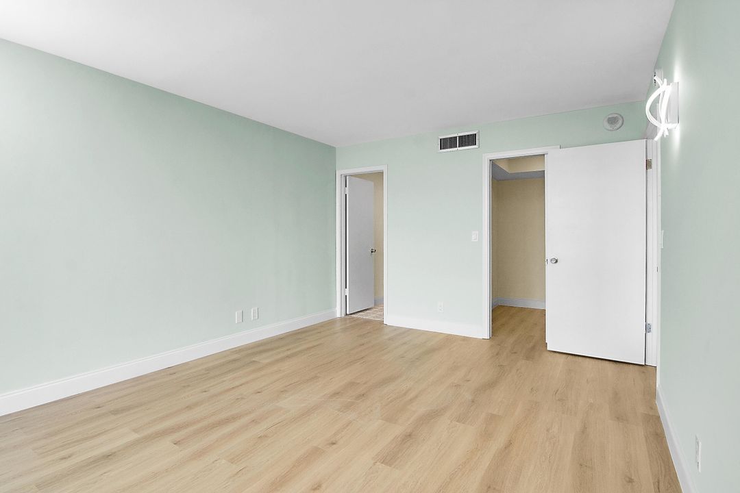For Sale: $210,000 (1 beds, 1 baths, 894 Square Feet)