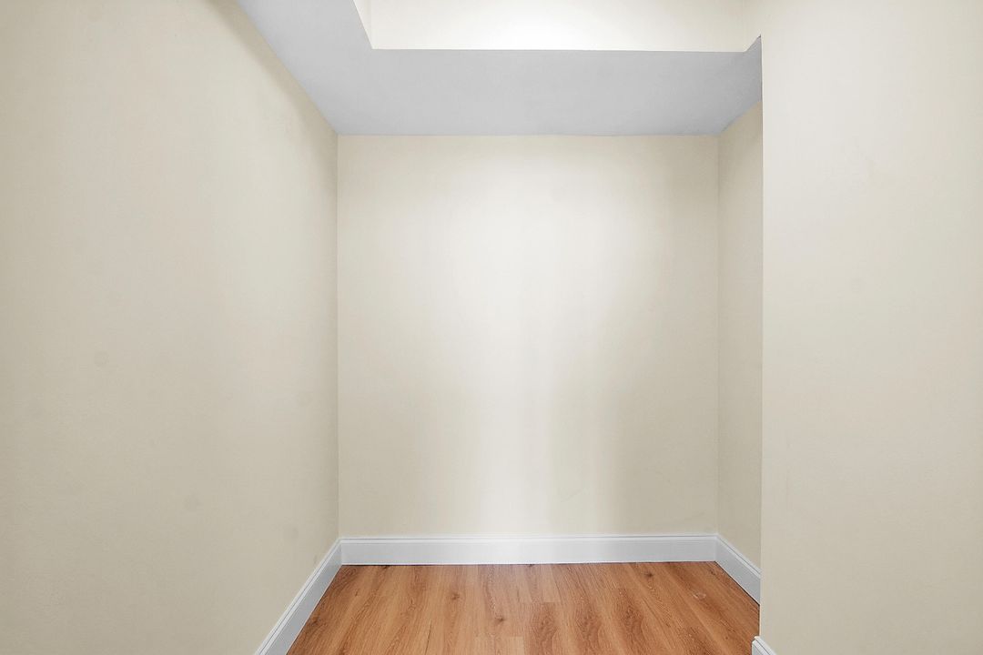 For Sale: $210,000 (1 beds, 1 baths, 894 Square Feet)