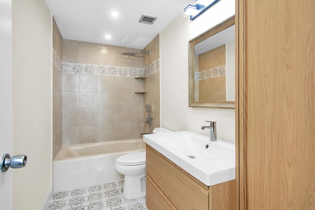 For Sale: $210,000 (1 beds, 1 baths, 894 Square Feet)