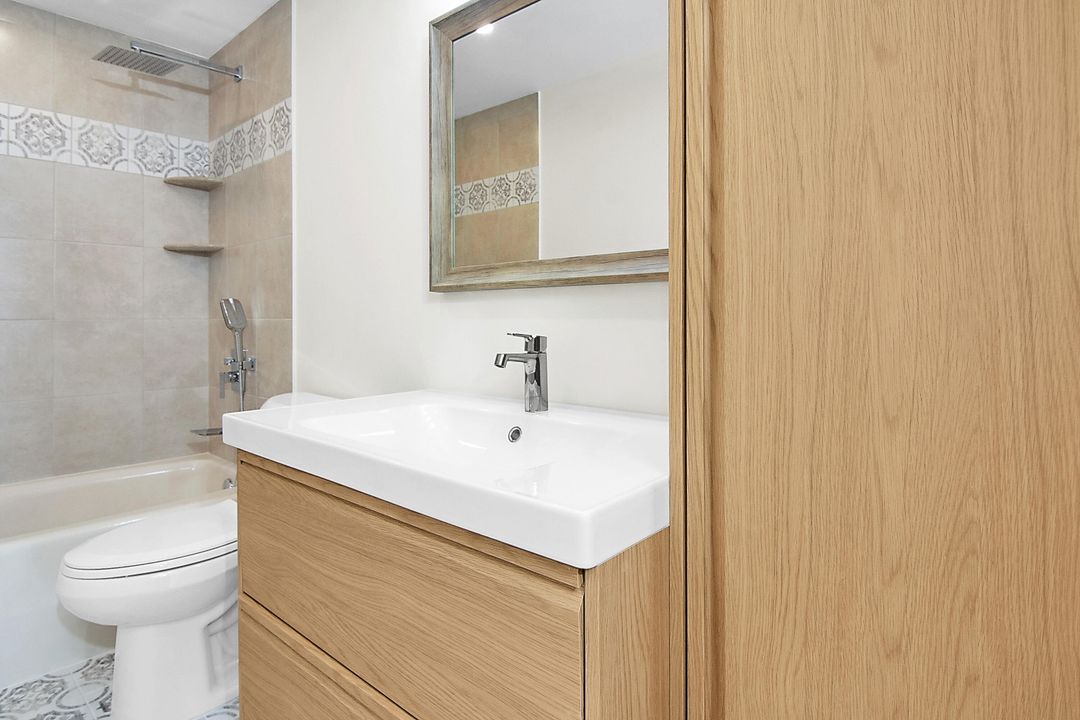 For Sale: $210,000 (1 beds, 1 baths, 894 Square Feet)