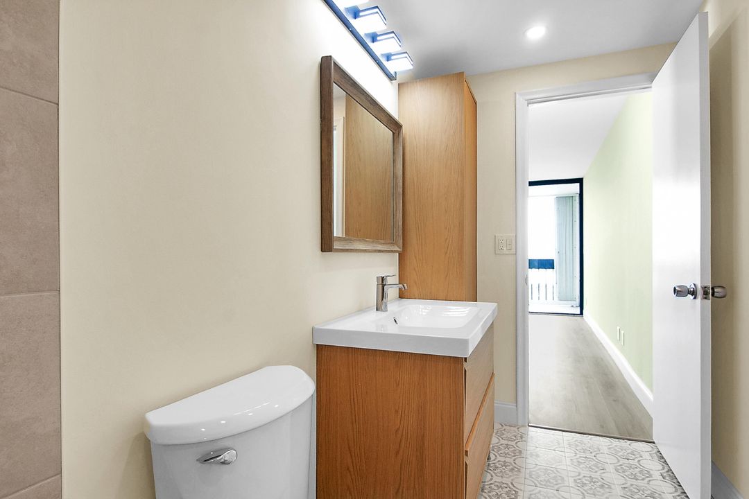 For Sale: $210,000 (1 beds, 1 baths, 894 Square Feet)