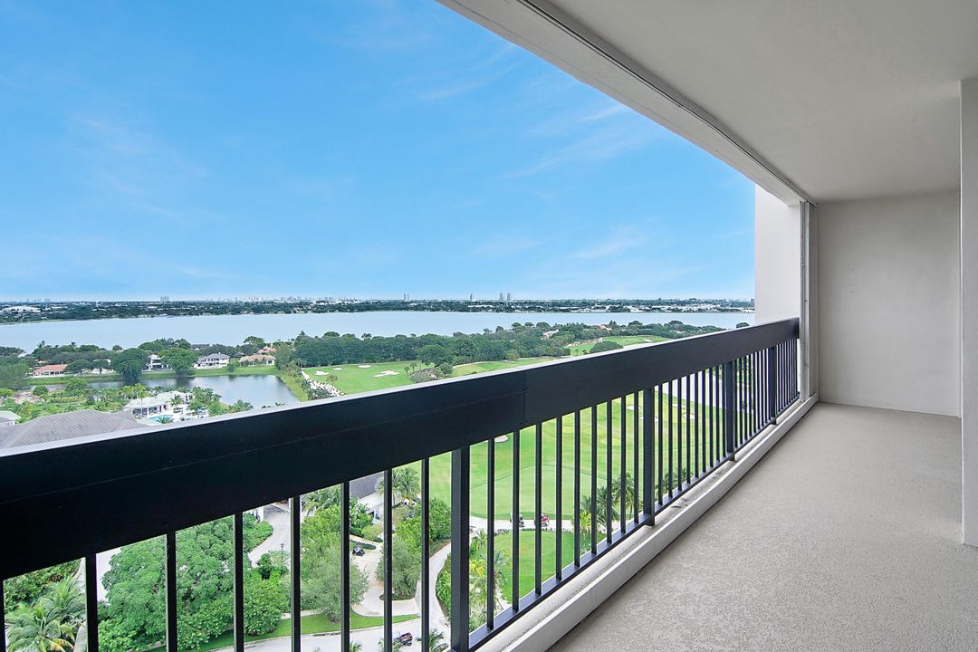 For Sale: $210,000 (1 beds, 1 baths, 894 Square Feet)