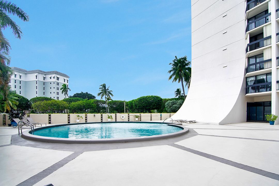 For Sale: $210,000 (1 beds, 1 baths, 894 Square Feet)