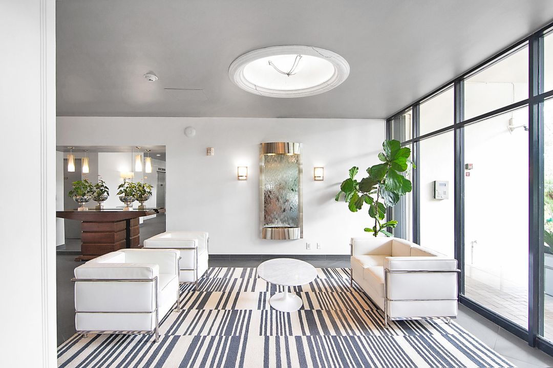 For Sale: $210,000 (1 beds, 1 baths, 894 Square Feet)