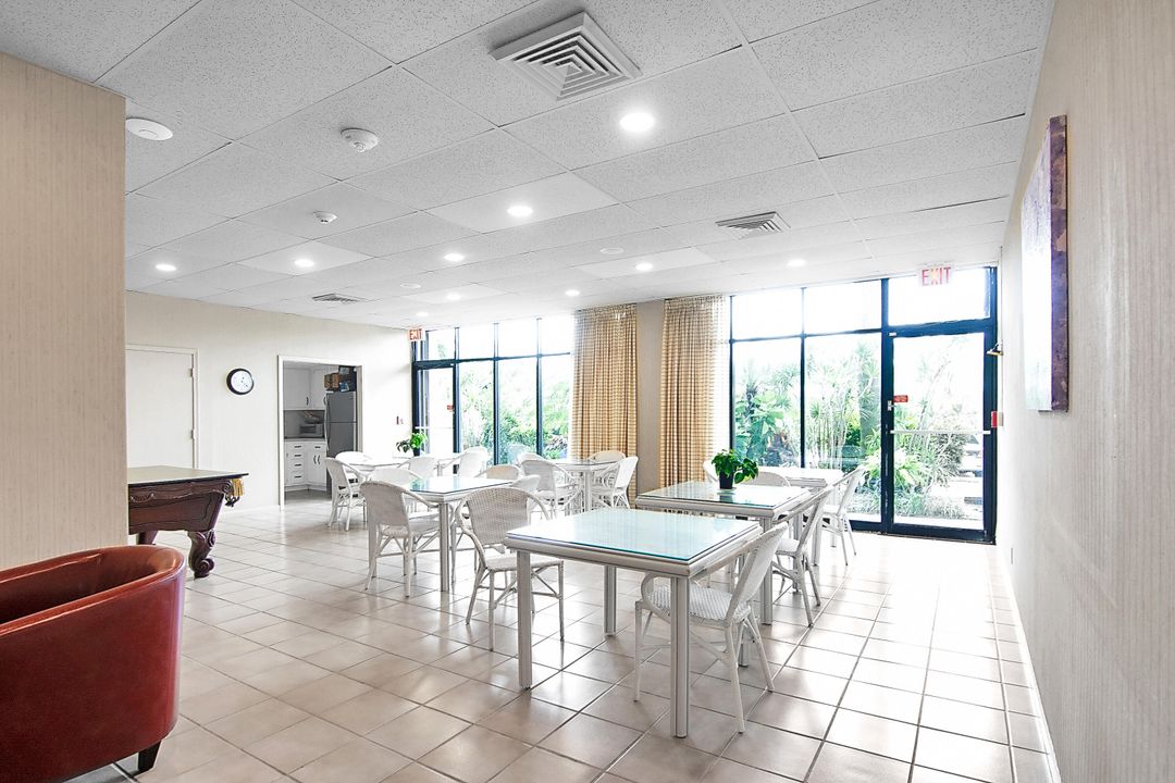 For Sale: $210,000 (1 beds, 1 baths, 894 Square Feet)