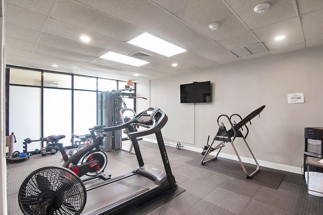 For Sale: $210,000 (1 beds, 1 baths, 894 Square Feet)