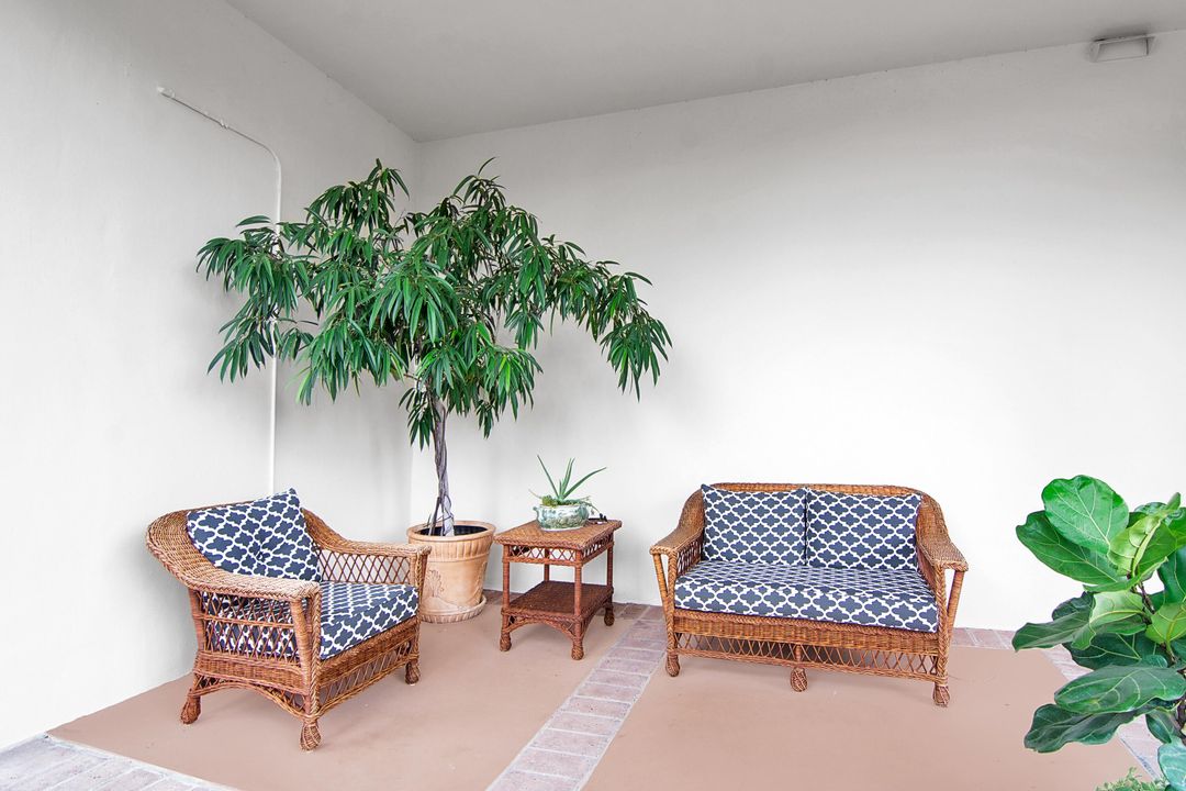 For Sale: $210,000 (1 beds, 1 baths, 894 Square Feet)