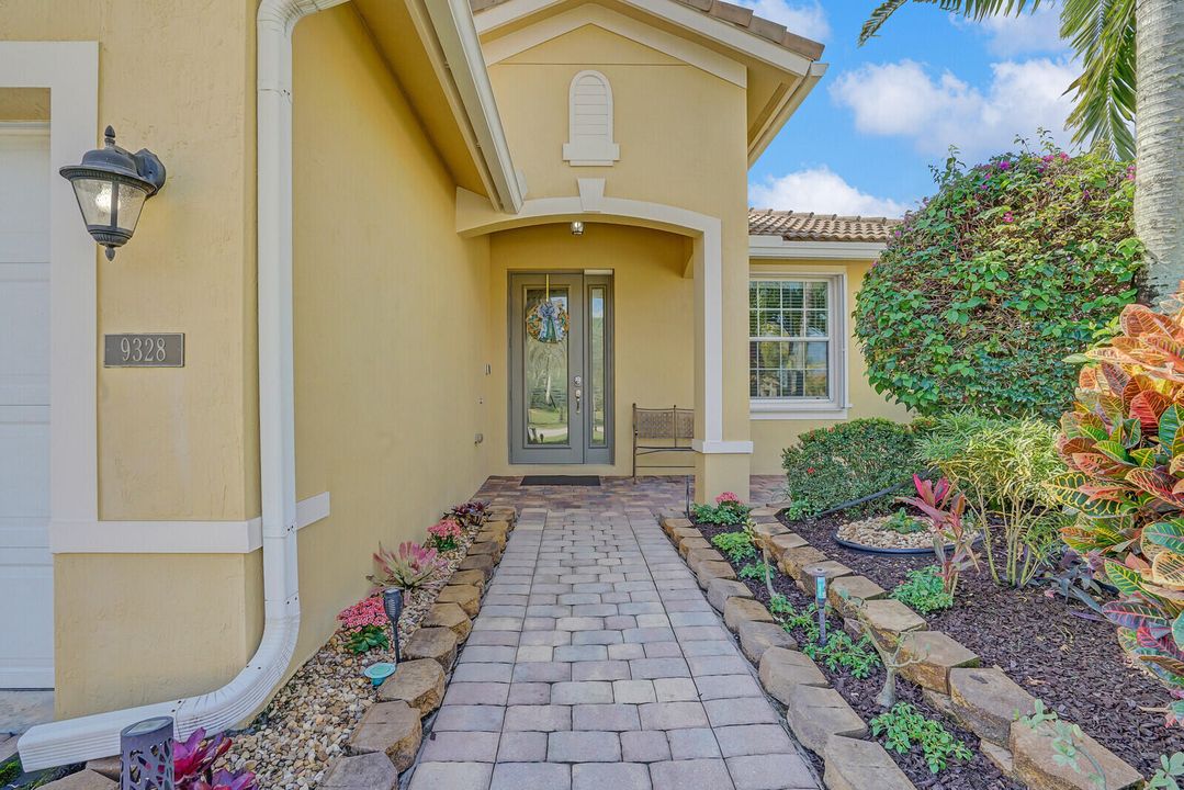 For Sale: $705,000 (4 beds, 3 baths, 2417 Square Feet)