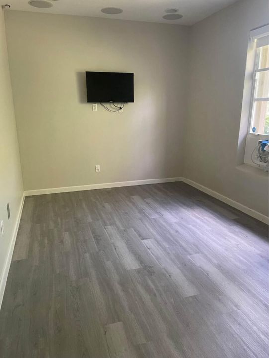 For Rent: $1,500 (1 beds, 1 baths, 252 Square Feet)