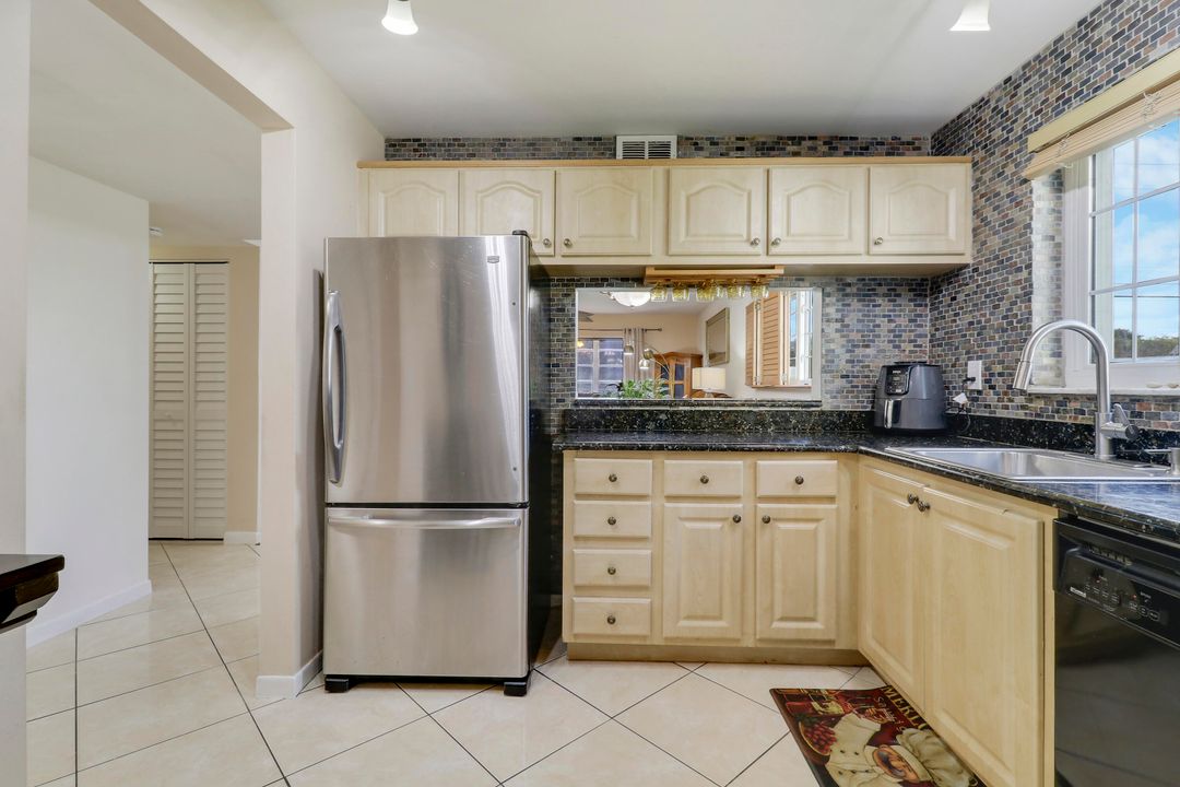 For Sale: $220,000 (2 beds, 2 baths, 1080 Square Feet)