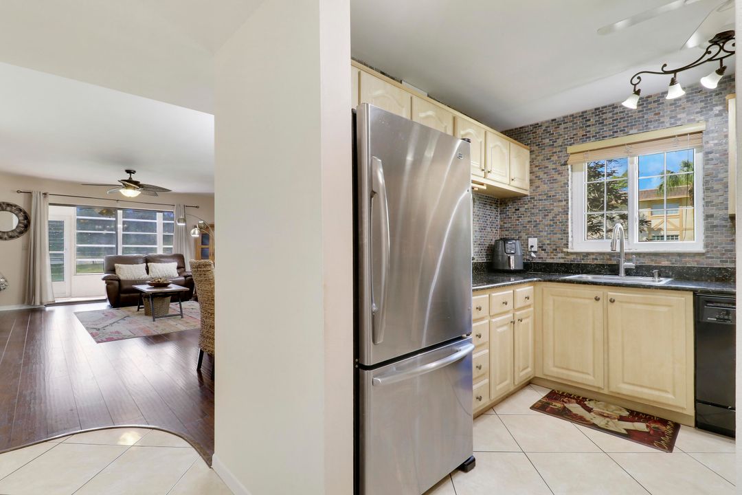 For Sale: $220,000 (2 beds, 2 baths, 1080 Square Feet)